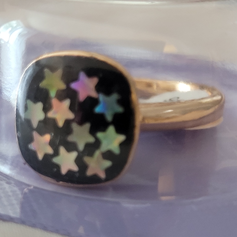 Gold tone Ring with stars that change colors.